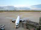 空港の滑走路と飛行機の無料フリー写真素材