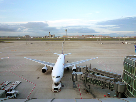 空港の滑走路と飛行機の商用可能な無料フリー写真素材