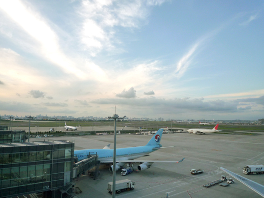 羽田空港の滑走路と飛行機の商用可能な無料フリー写真素材
