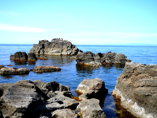青森県鯵ヶ沢の千畳敷海岸にあるカブト岩の商用可能な無料フリー写真素材